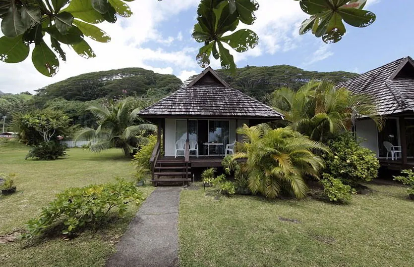 Intérieur du bungalow — lit king size et moustiquaire
