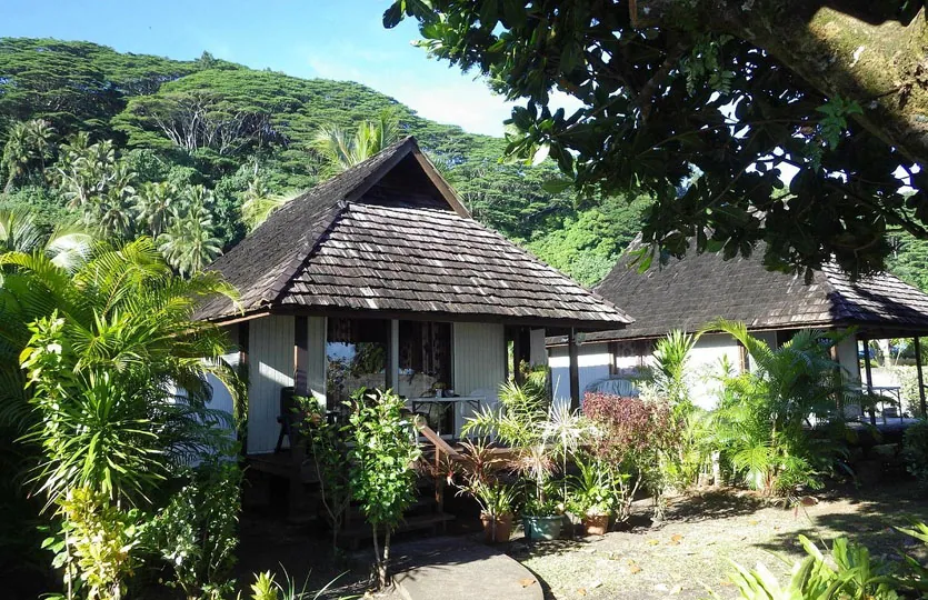 Un bungalow dans le jardin, la montagne en fond