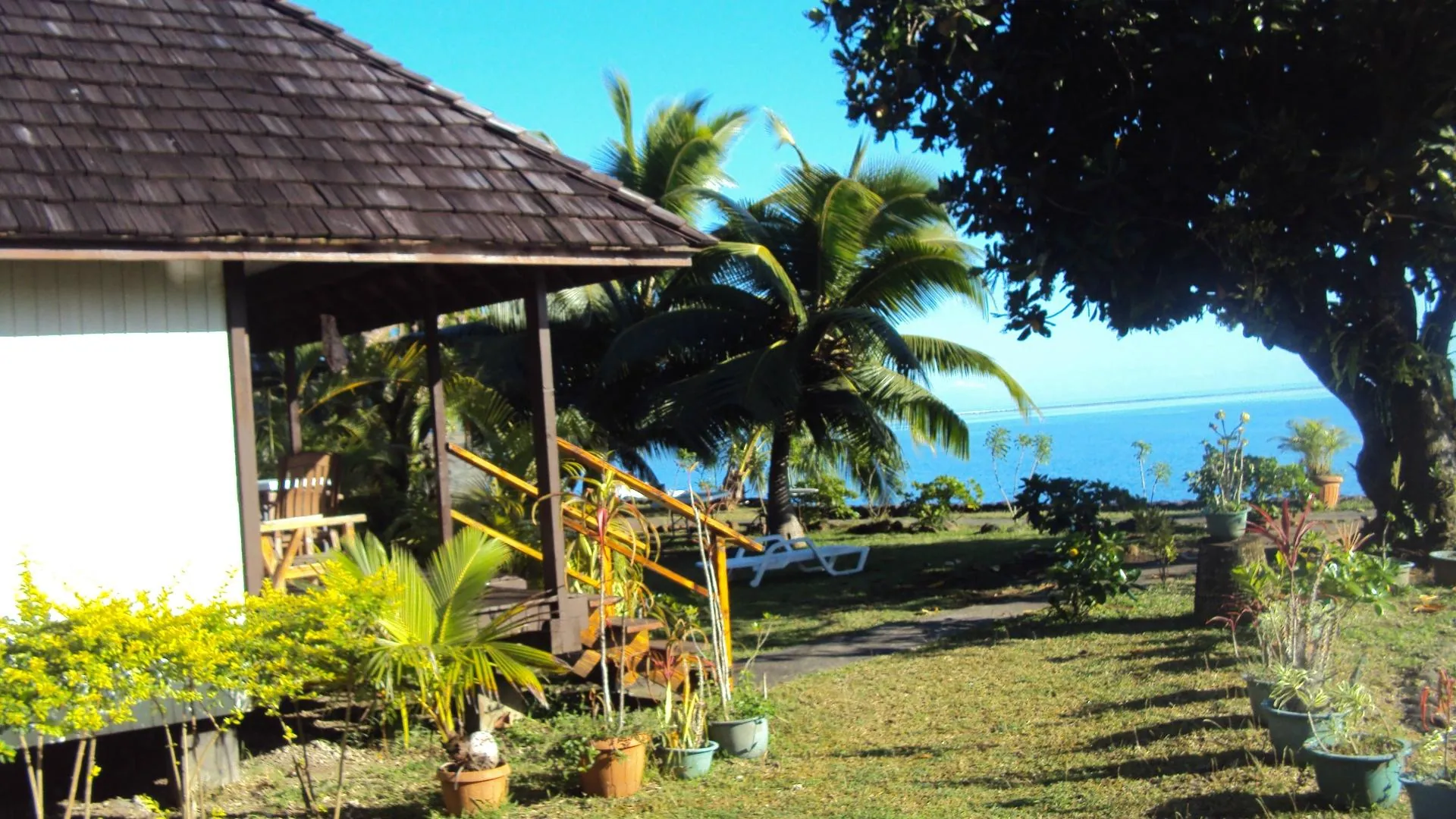 Le lagon et les bungalows de Pueu Village au lever du jour