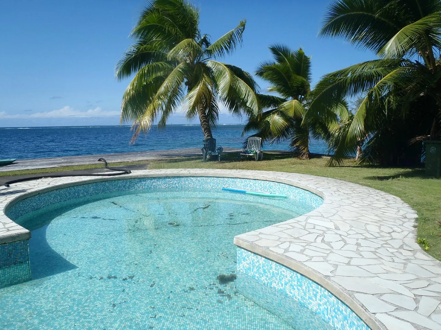 La piscine face au lagon
